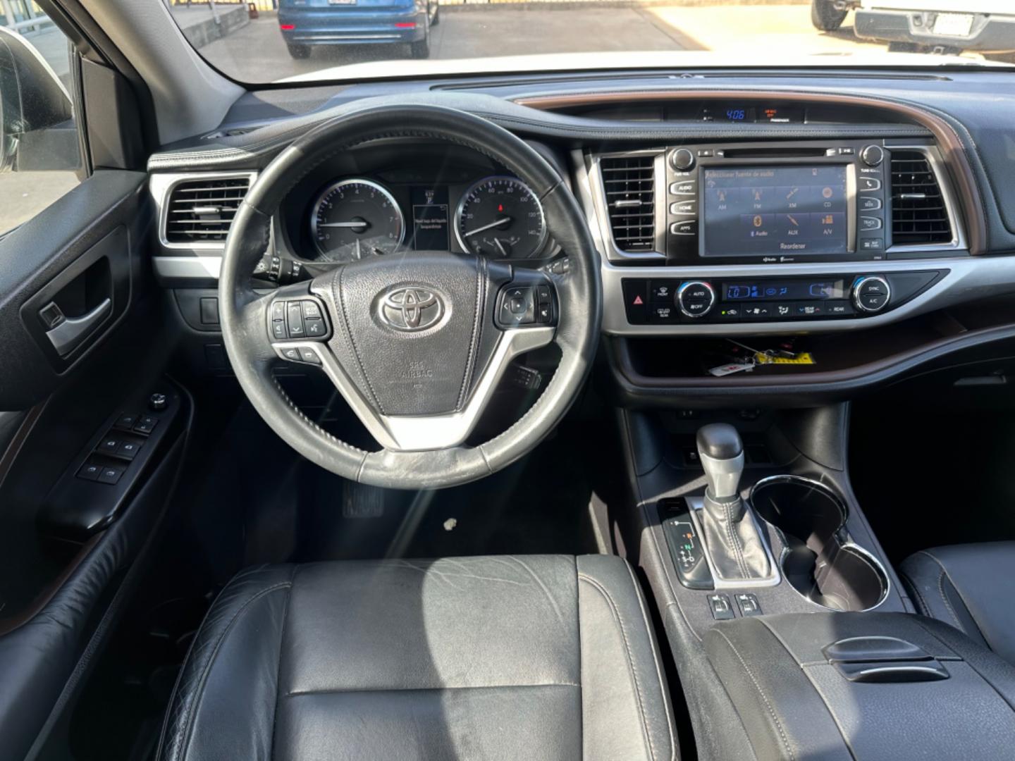 2014 White /Black Toyota Highlander XLE (5TDKKRFH3ES) with an 3.5L engine, Automatic transmission, located at 1501 West 15th St., Houston, 77008, (713) 869-2925, 29.797941, -95.411789 - Photo#9